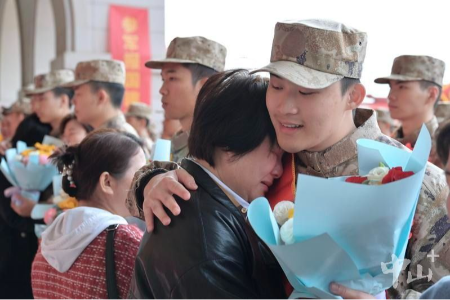 戎裝加身踏征程，中山歡送數(shù)百名新兵赴軍營(yíng)